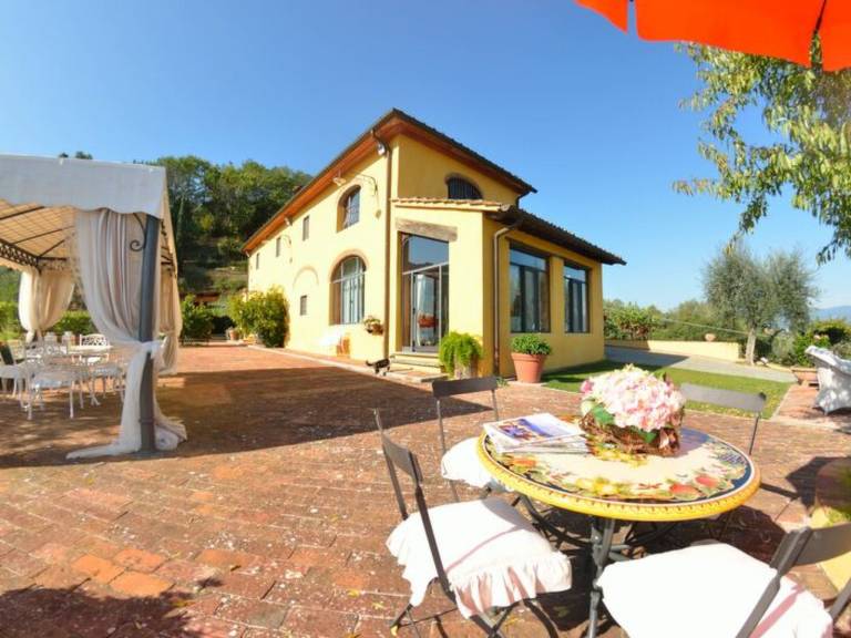 Vacation home with barbecue, patio & private pool in Pistoia