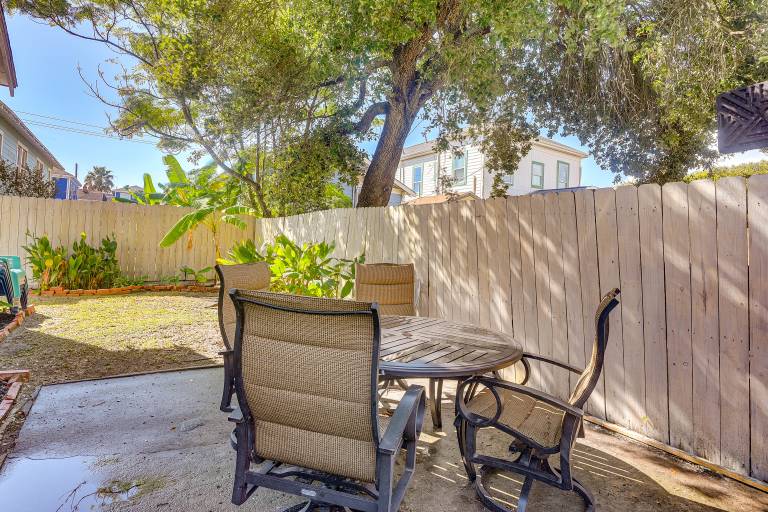 Steps to Seawall & Shore! Galveston Escape w/ Yard — photo 4