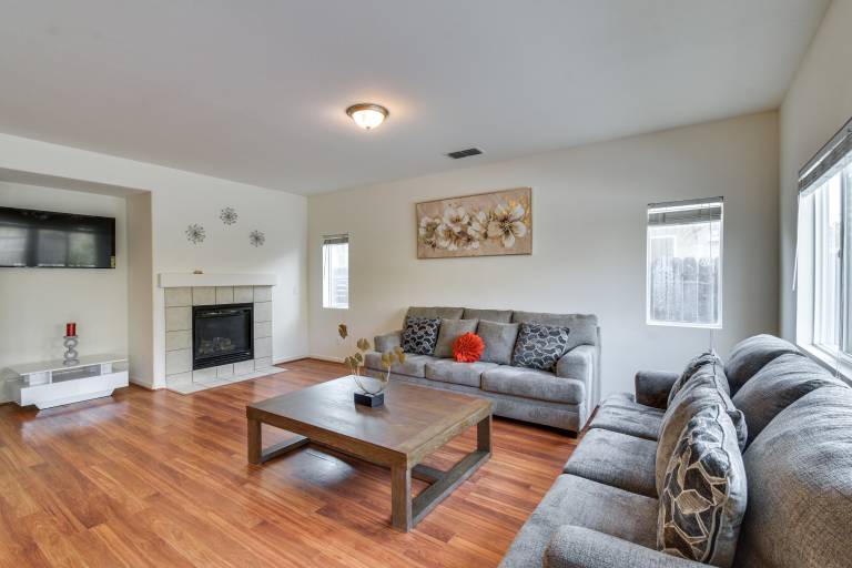 7 Mi to Lake Yosemite: Family Home w/ Fenced Yard — photo 4