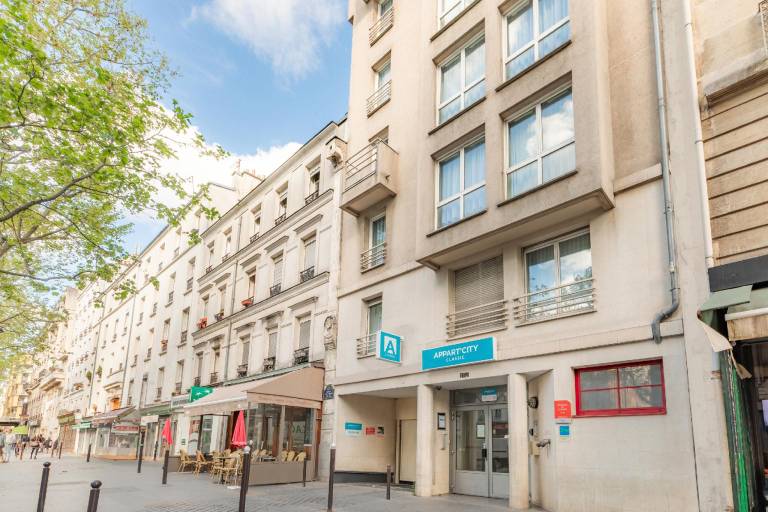 Serviced apartment with terrace in Bagnolet
