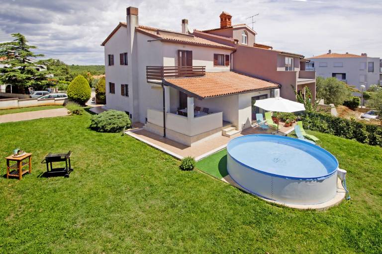 Vacation home with yard, barbeque & private pool — photo 2