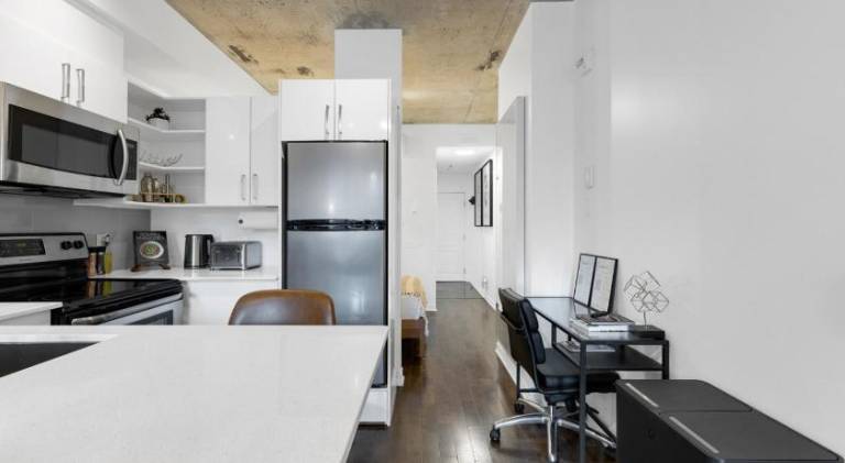 Pristine Parc Avenue Pad With Parking — photo 3