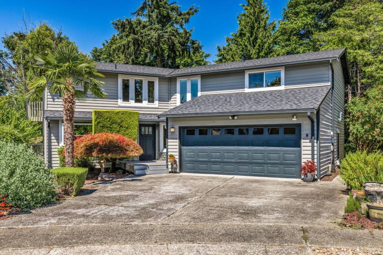 Vacation home with terrace & pool in Renton, WA