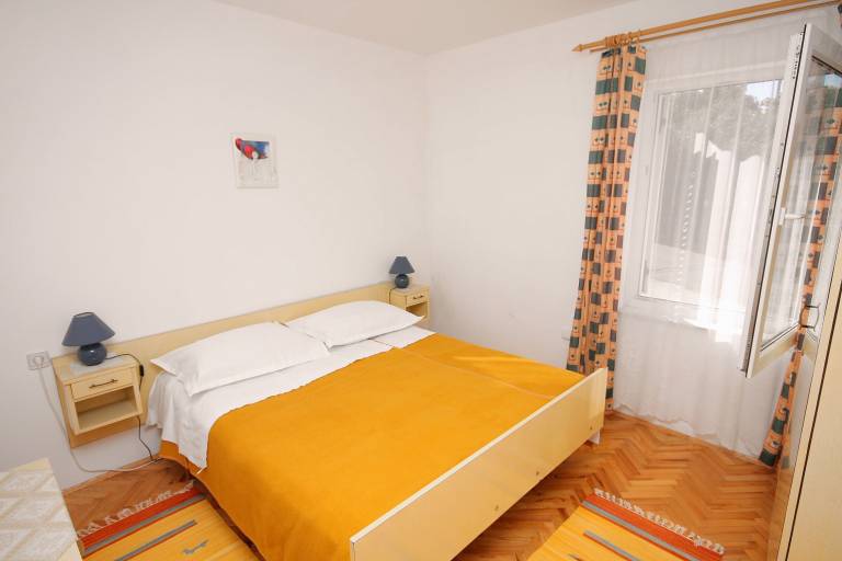Holiday apartment with patio, yard & BBQ in Rab
