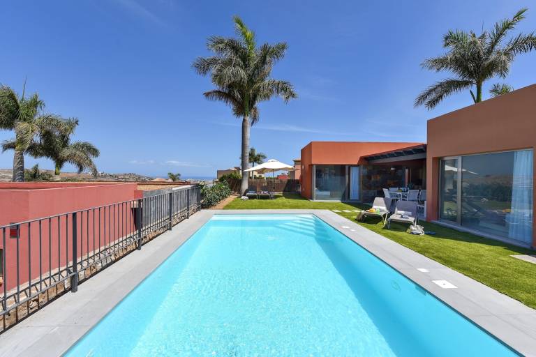 Villa with BBQ, private pool & patio — photo 5