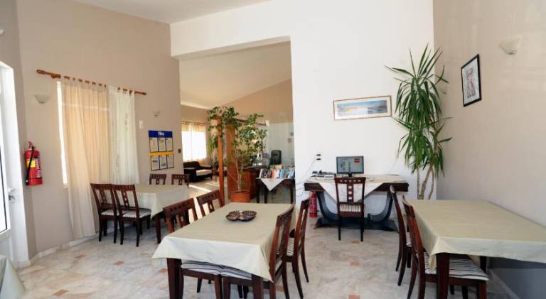 Serviced apartment with garden, pool & terrace — photo 5