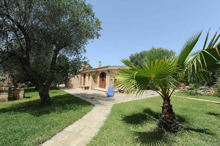 Villa with patio, barbecue & yard — photo 4
