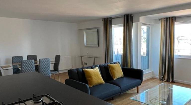 Modern & Spacious 2 bed Merchant City Apart-High St in Glasgow
