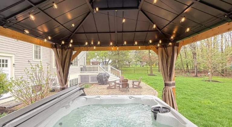 Big house with hot tub | Pets are welcome — photo 2