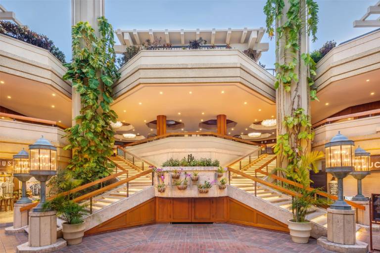 Hyatt Regency Waikiki Beach Resort And Spa in Wai