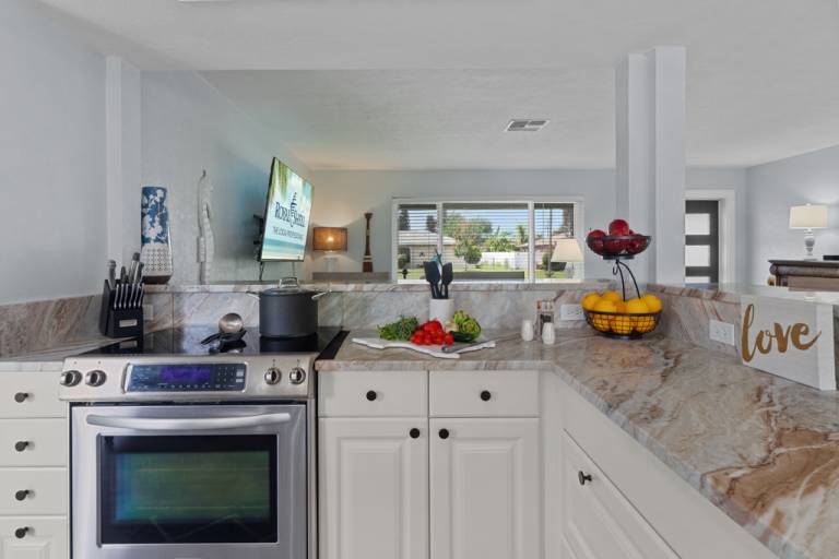 House with grill | Water view — photo 3