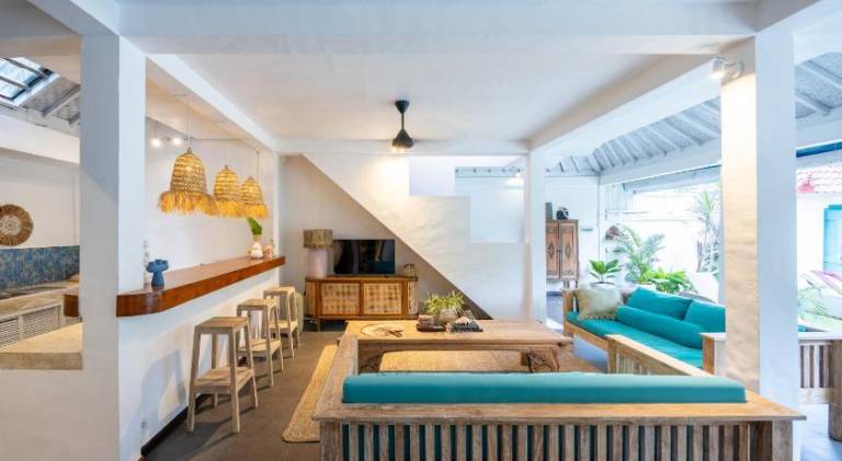 Villa with pool — photo 4