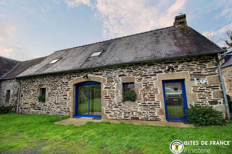 Gite with BBQ, yard & terrace in Quimper