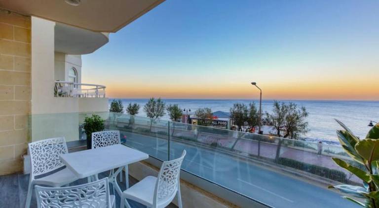 Luxury Waterfront Stay in Prime Sliema Area in St. Julian's