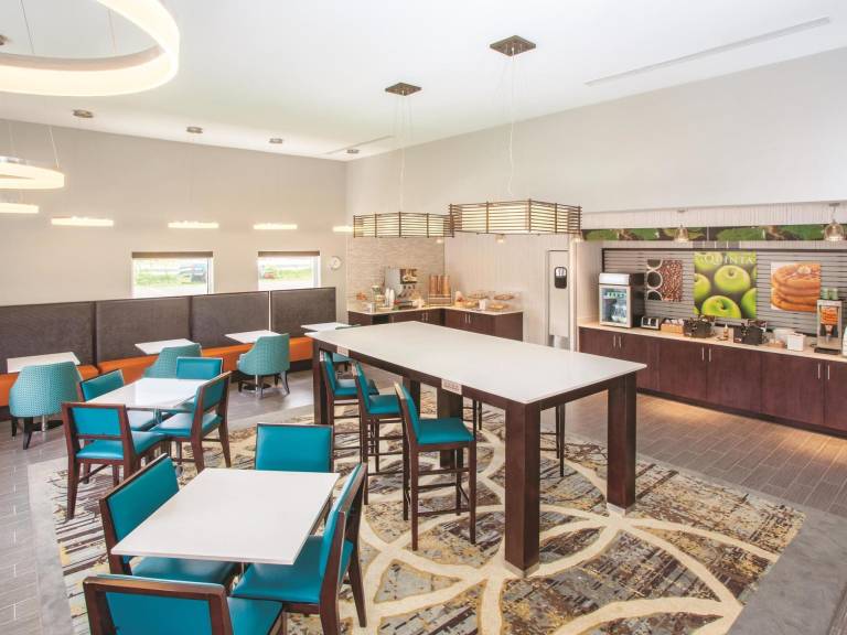 La Quinta Inn & Suites by Wyndham Rockford — photo 5