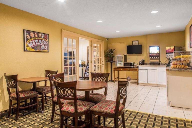 Econo Lodge Milldale - Southington — photo 4
