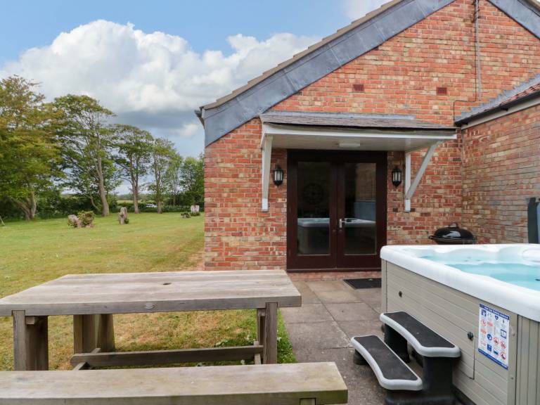 Fully equipped cottage with yard & jacuzzi | Beach view | Pet-friendly — photo 3