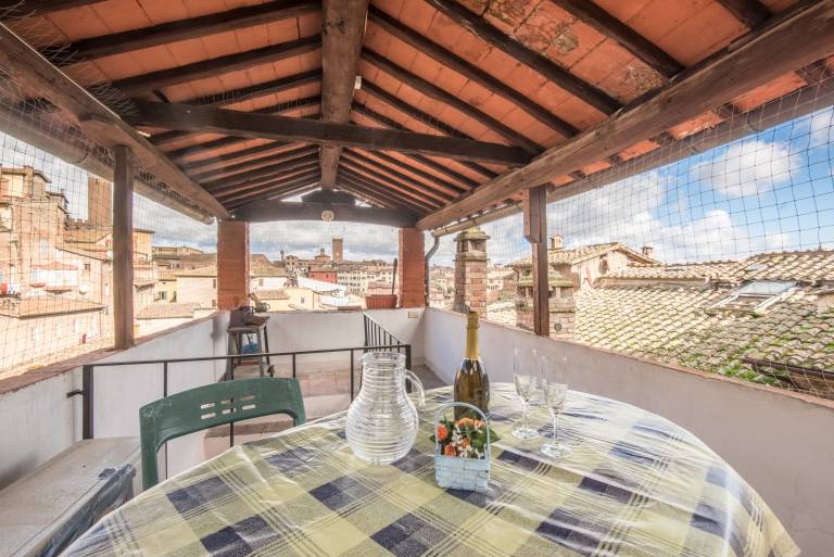 Apartment 'Il Campo Comfort Apt with Balcony' with Private Terrace, Wi-Fi and Air Conditioning in Siena