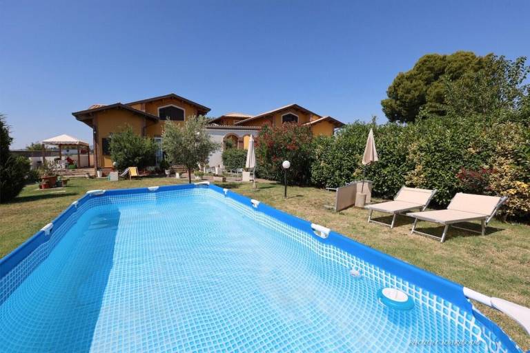 Lodge with private pool, terrace & yard | Pets allowed — photo 3