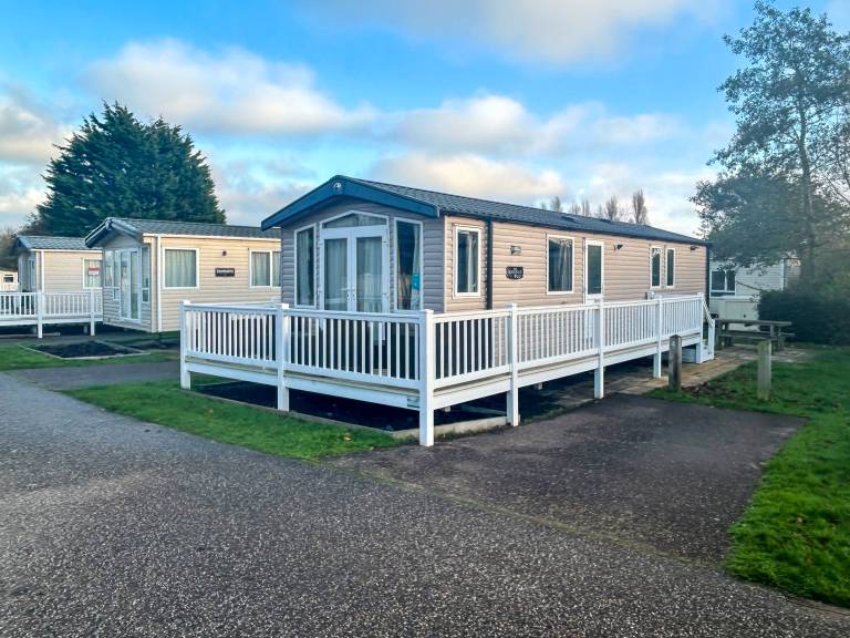 Cottage with pool | River view in Great Yarmouth