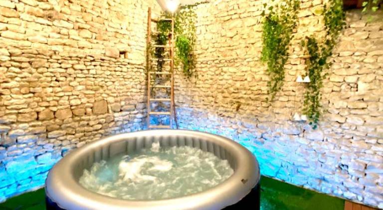 House with pool & jacuzzi — photo 3
