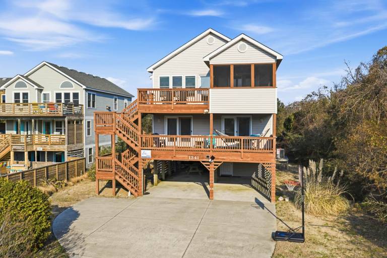 Sunny Lagoon 2070 ft to the beach Hot Tub and Dog Friendly in Duck, NC