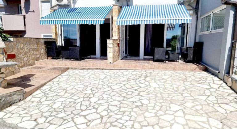 Lovely serviced apartment with patio & grill | Pets allowed — photo 4
