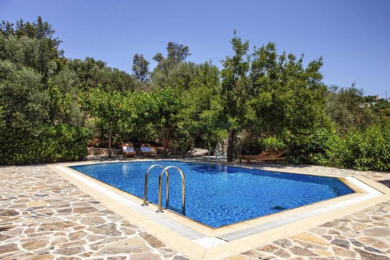 Holiday apartment with pool, yard & patio — photo 2