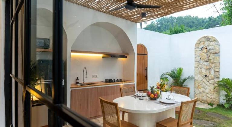 Villa with pool — photo 5