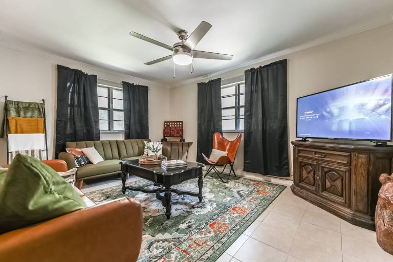 Five Oaks Farmhouse, Private Home on 2 Acres — photo 3