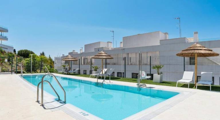 Estepona Beach Getaway 2BR Apartment w Sea View — photo 5