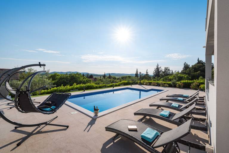 Villa with yard, private pool & grill — photo 2