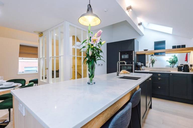 Vacation home with yard | Near Manchester Town Hall | Suitable for remote work — photo 3