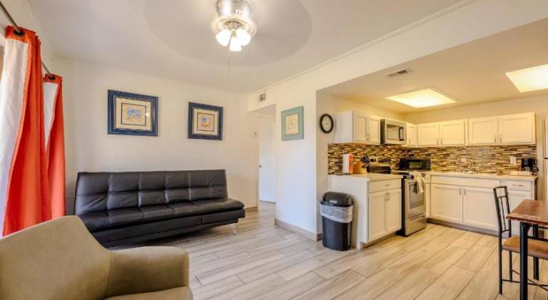 Pelicans Perch Charming 1BR Near Beach with Patio 160 — photo 3