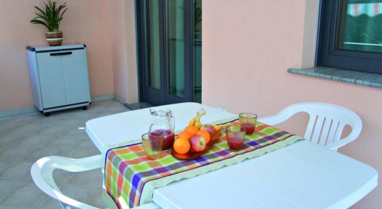 Serviced apartment with patio — photo 5