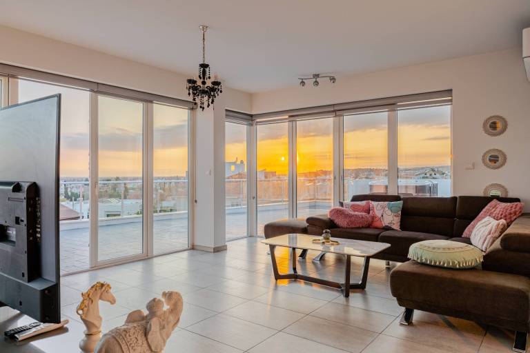Apartment with patio, private pool & hot tub — photo 4