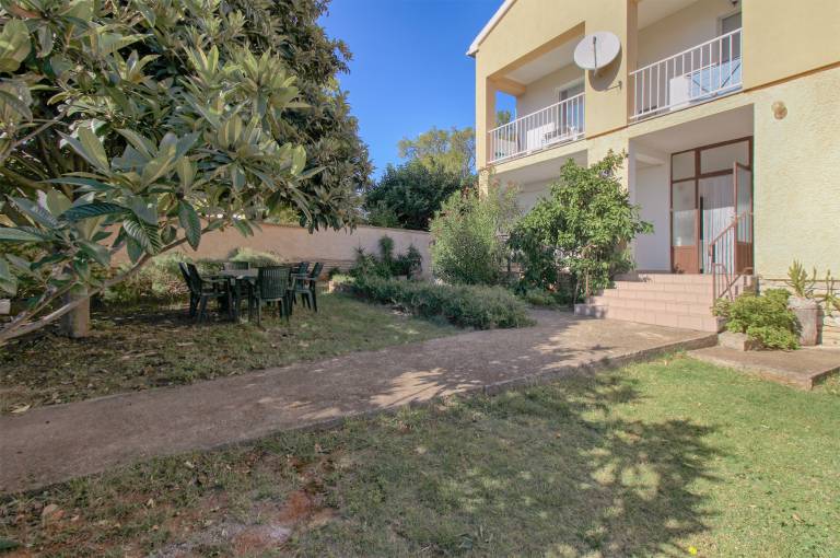 Apartment with patio & barbeque in Medulin