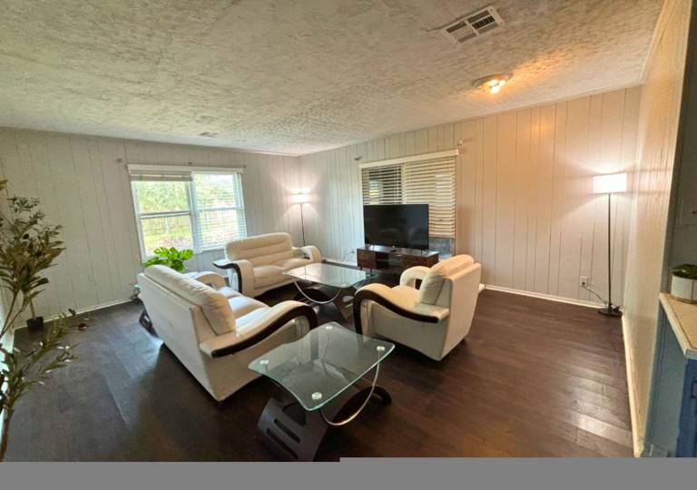 Retro 1BR Near Downtown Quiet & Comfy Stay in Houston, TX