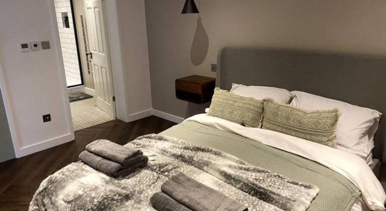The Retreat, luxury studio apartment in Bath with parking in Bath