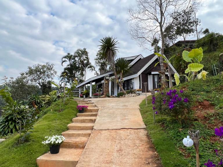 Villa with garden, BBQ & terrace in Mae Rim