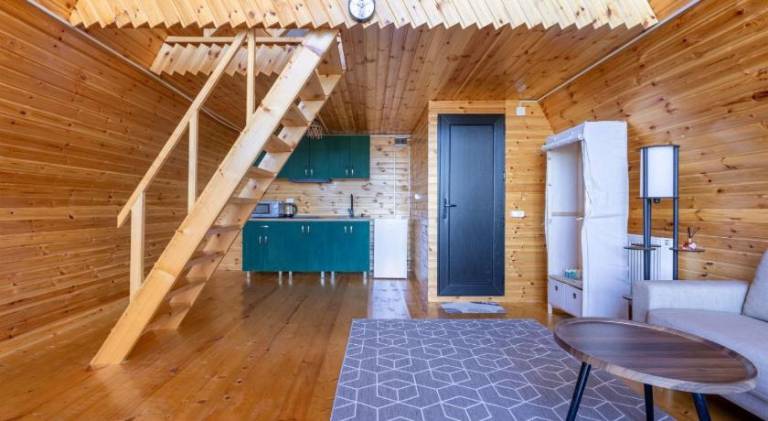 Chalet with hot tub, terrace & garden — photo 2
