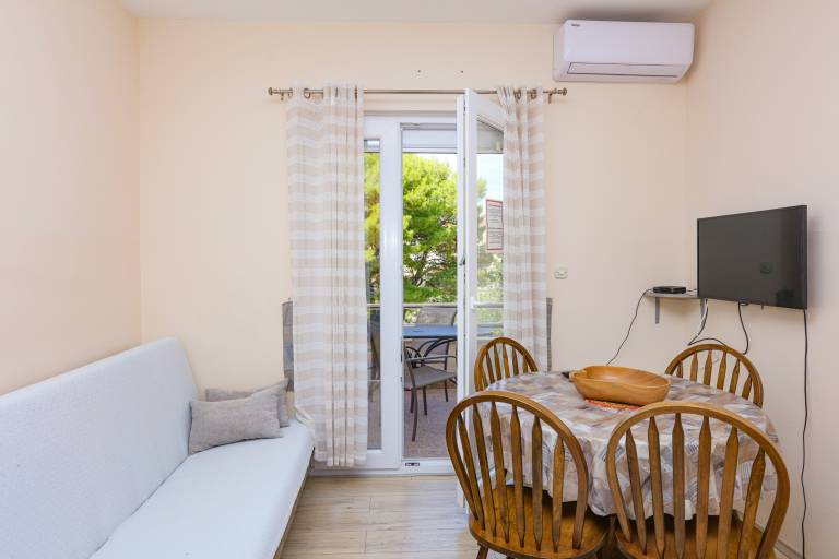 Holiday apartment with patio, yard & barbecue — photo 3