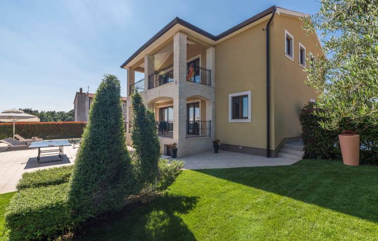 Fully equipped villa with jacuzzi, terrace & yard | Dogs allowed — photo 4