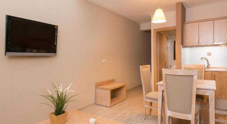 Serviced apartment with yard & pool — photo 3