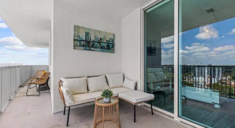 2Bedroom 2 Bath condo 10 Mins Walking To Jackson Memorial Hospital — photo 5