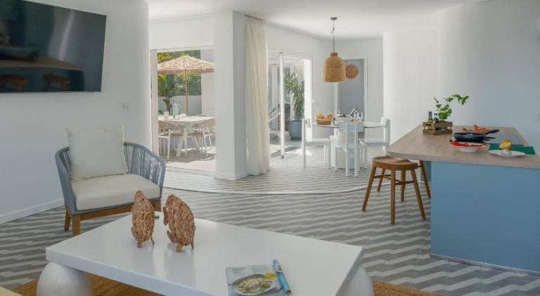 House with terrace, pool & yard — photo 2