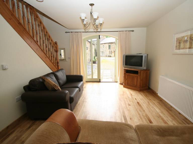 Family-oriented cottage with yard, BBQ & hot tub | River view | Pets allowed — photo 2