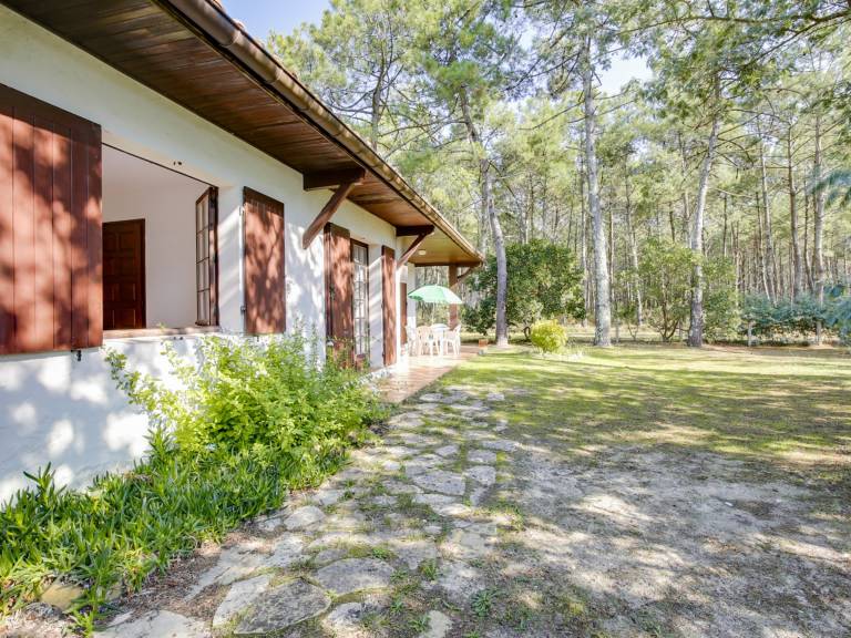 Vacation home with yard | Dogs allowed — photo 3