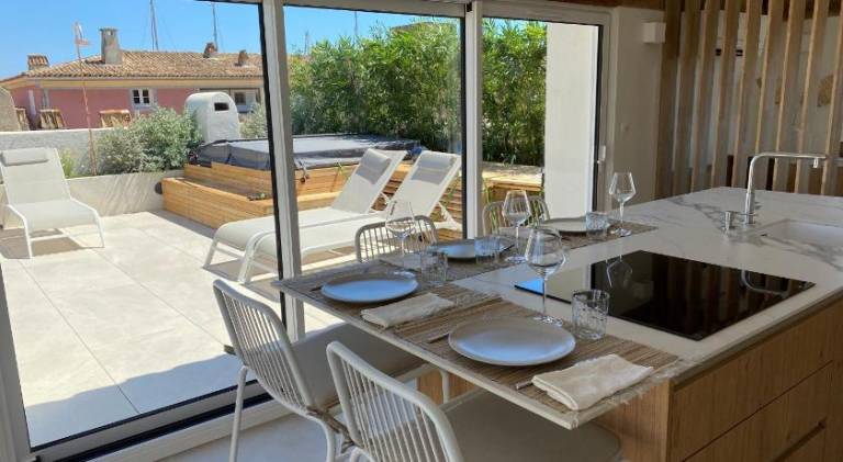 Family-oriented serviced apartment with jacuzzi & patio | Pets allowed — photo 3