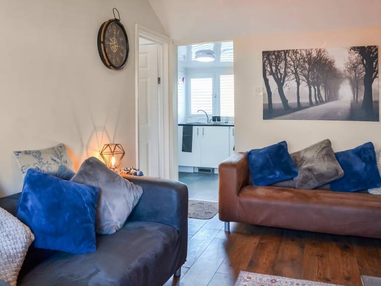 Cottage with yard | River view — photo 4